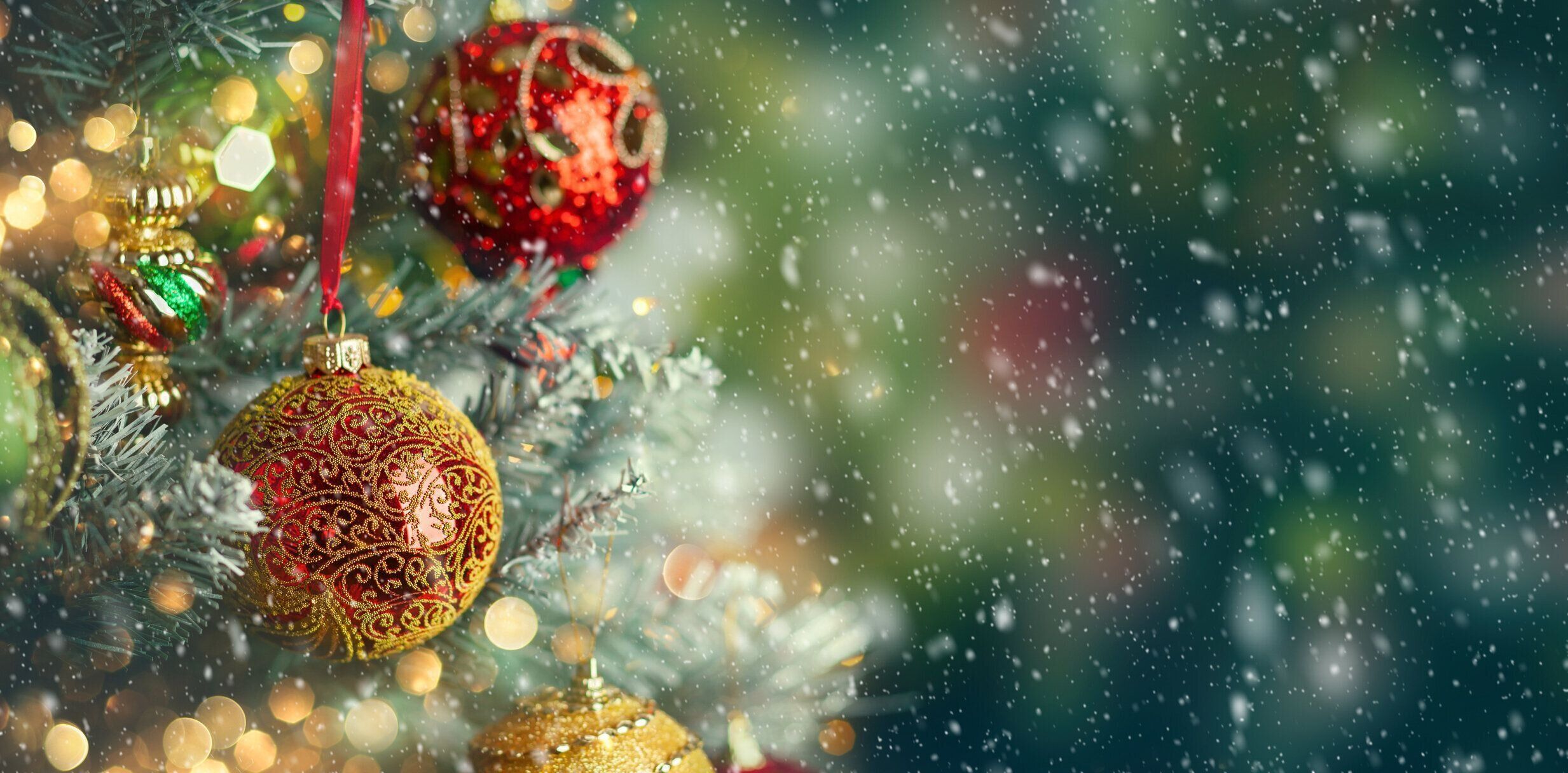 カラフルなボーブルと装飾のクリスマスツリー