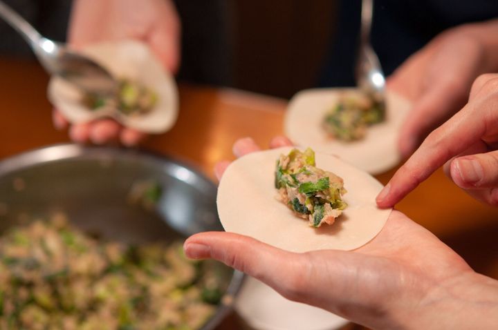 家にいる間に子供たちと餃子を作るシーン。 餃子シートで充填をラップするつもりです。