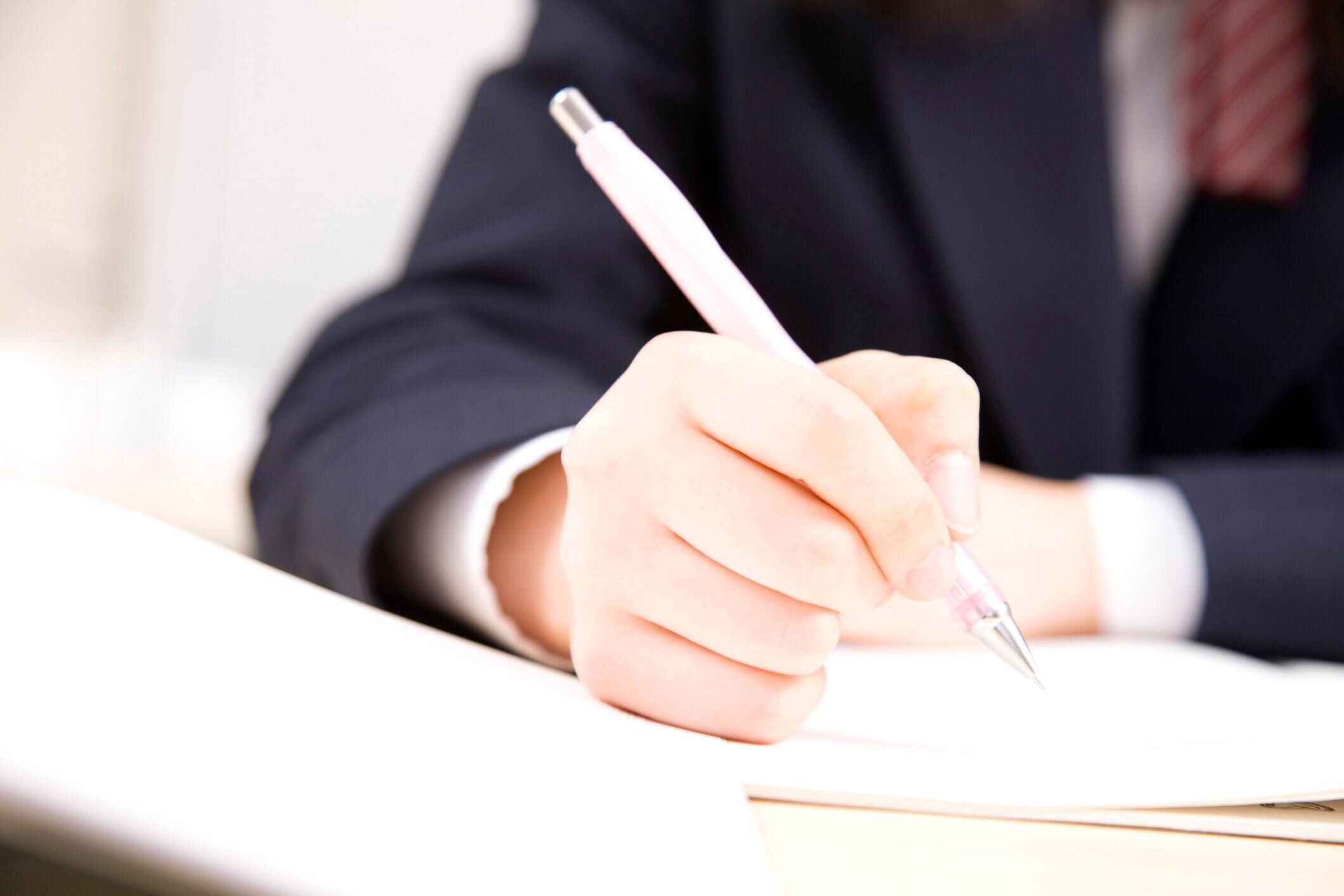 手で鉛筆で女子中学生の