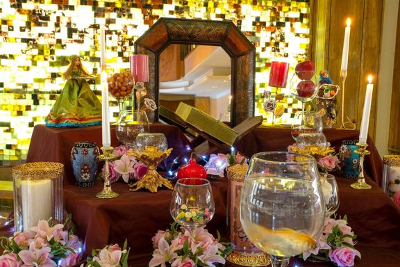 ノウルズを祝う伝統的なペルシャの新年のシンボル、ハフトの罪