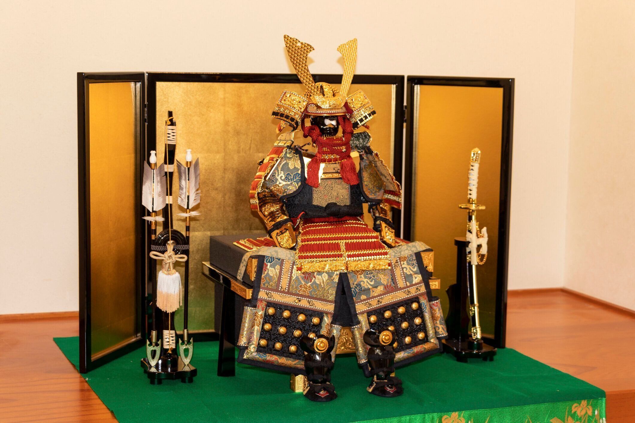 ボーイズメイフェスティバルで鎧とヘルメットを身に着けた日本の戦士人形