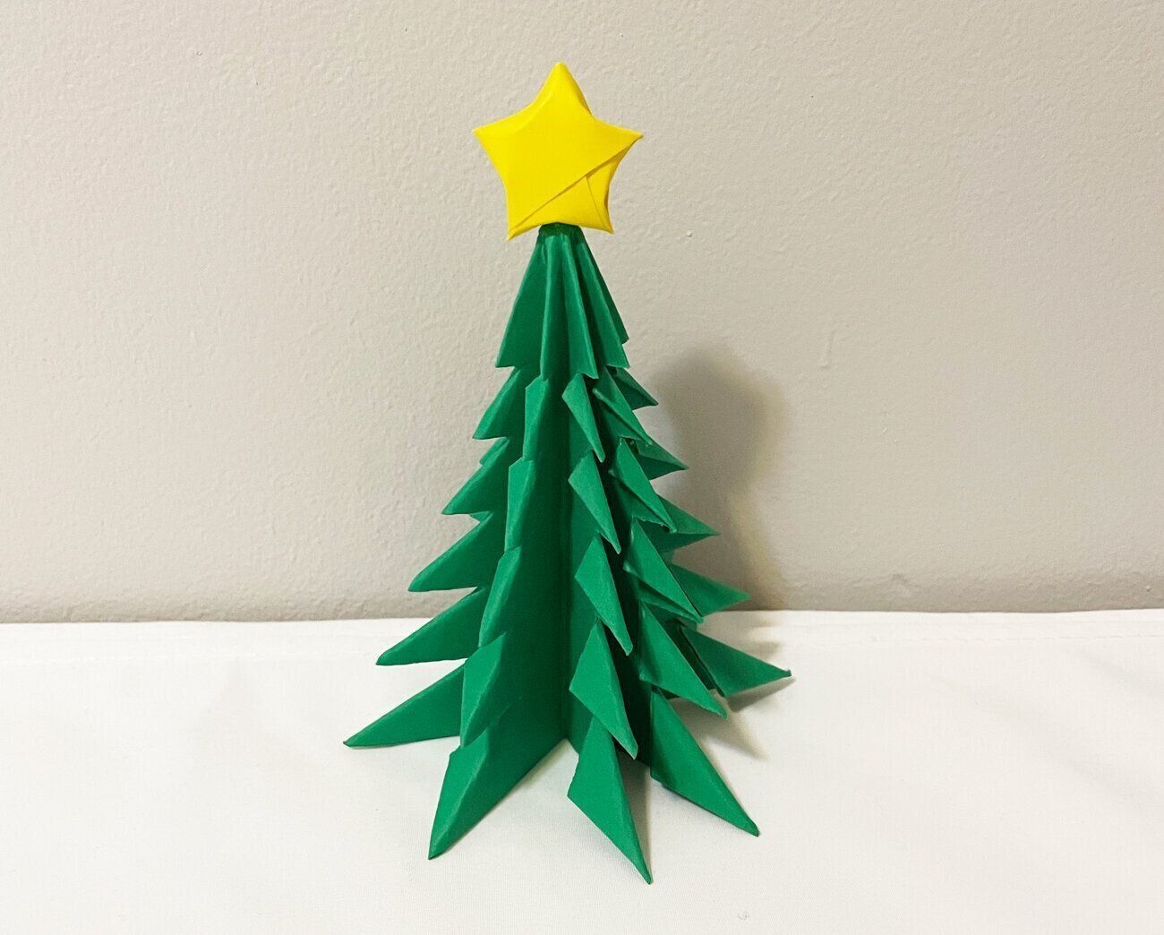 立体的な星の折り紙クリスマスツリーアレンジ