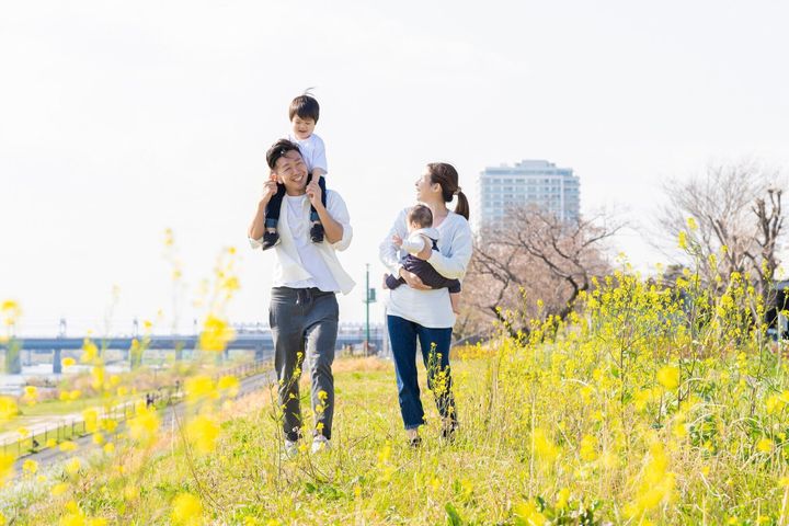 歩く親子