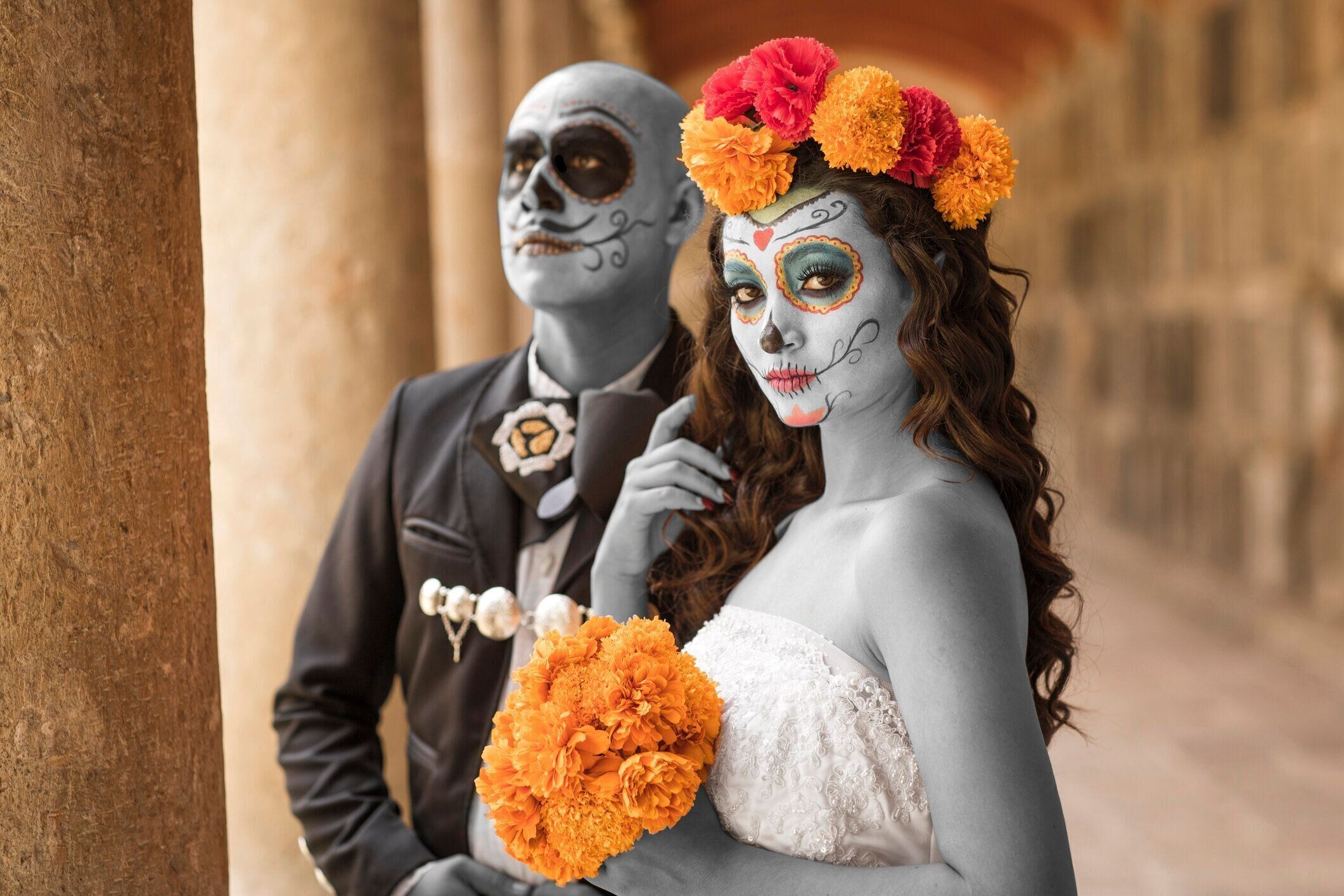 メキシコのグアダラハラの古い墓地でウェディングドレスを着た墓地のカトリンとカトリーナ。