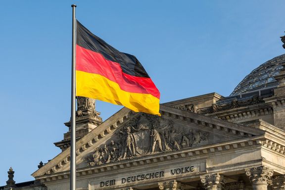 国会議事堂の正面にひらひらと舞うドイツ国旗。ベルリン(ドイツ)