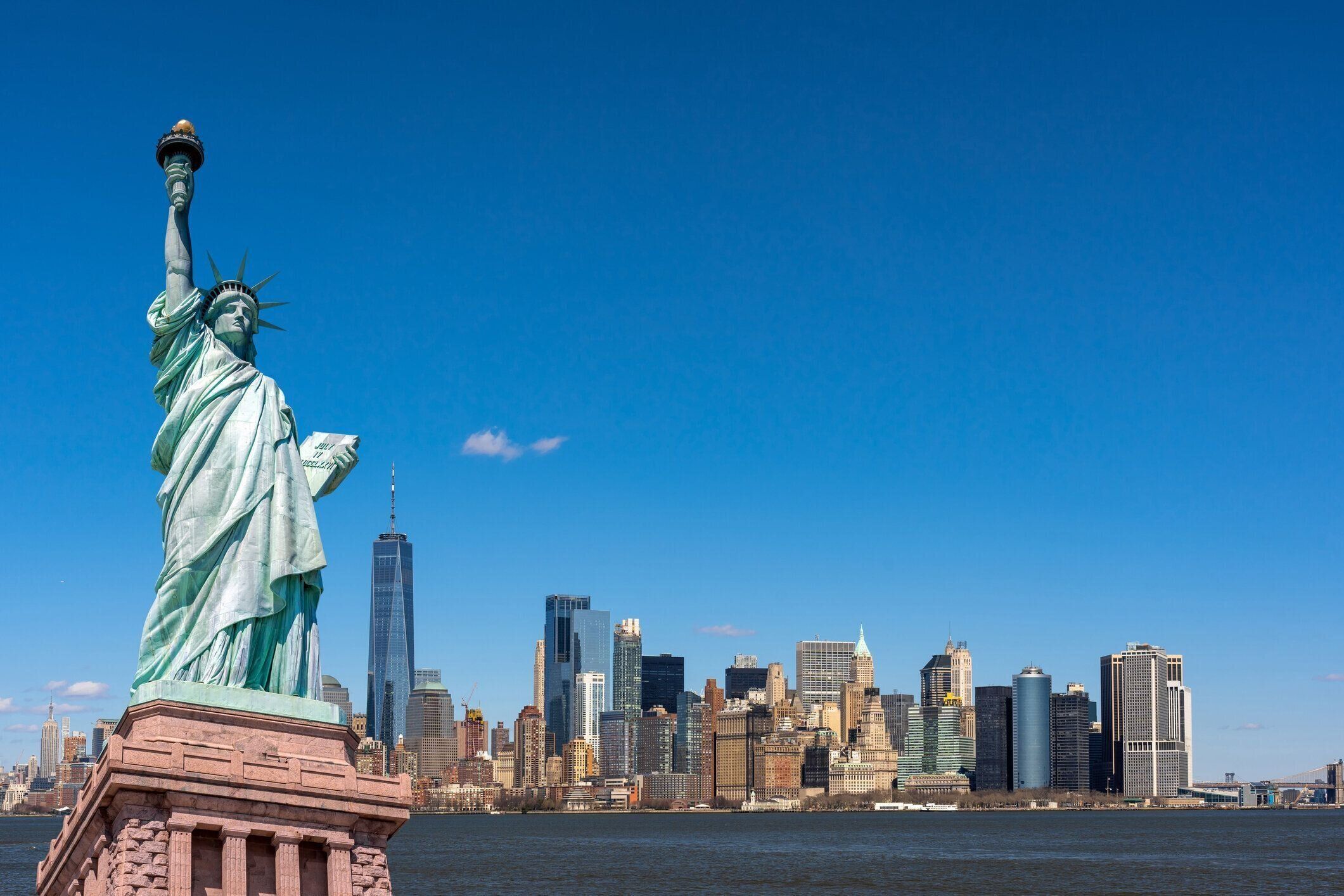 マンハッタンの低い場所であるニューヨークの街並み川側の自由の女神、建築と観光コンセプトの建物