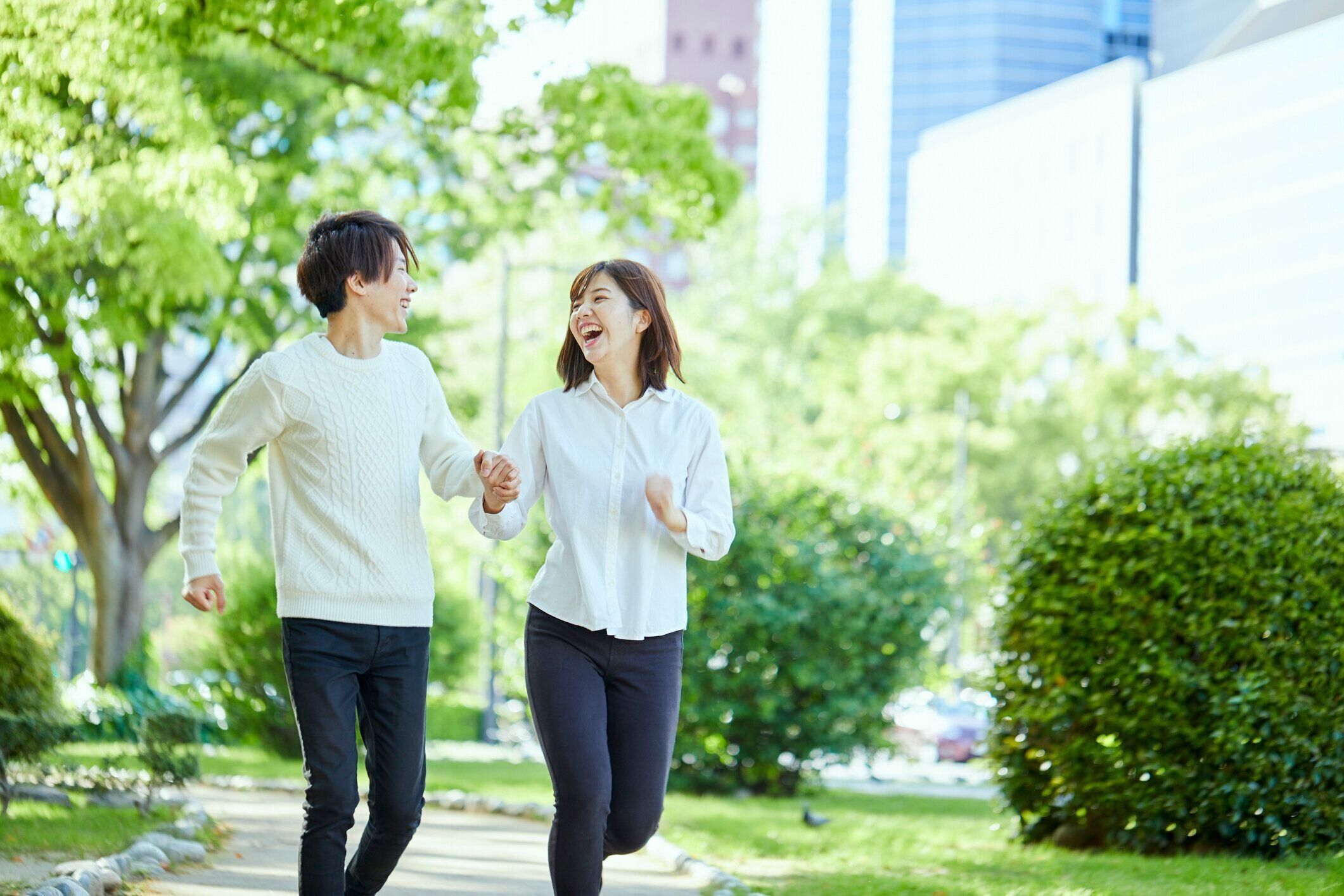 フレンドリーなさわやかな若いカップル