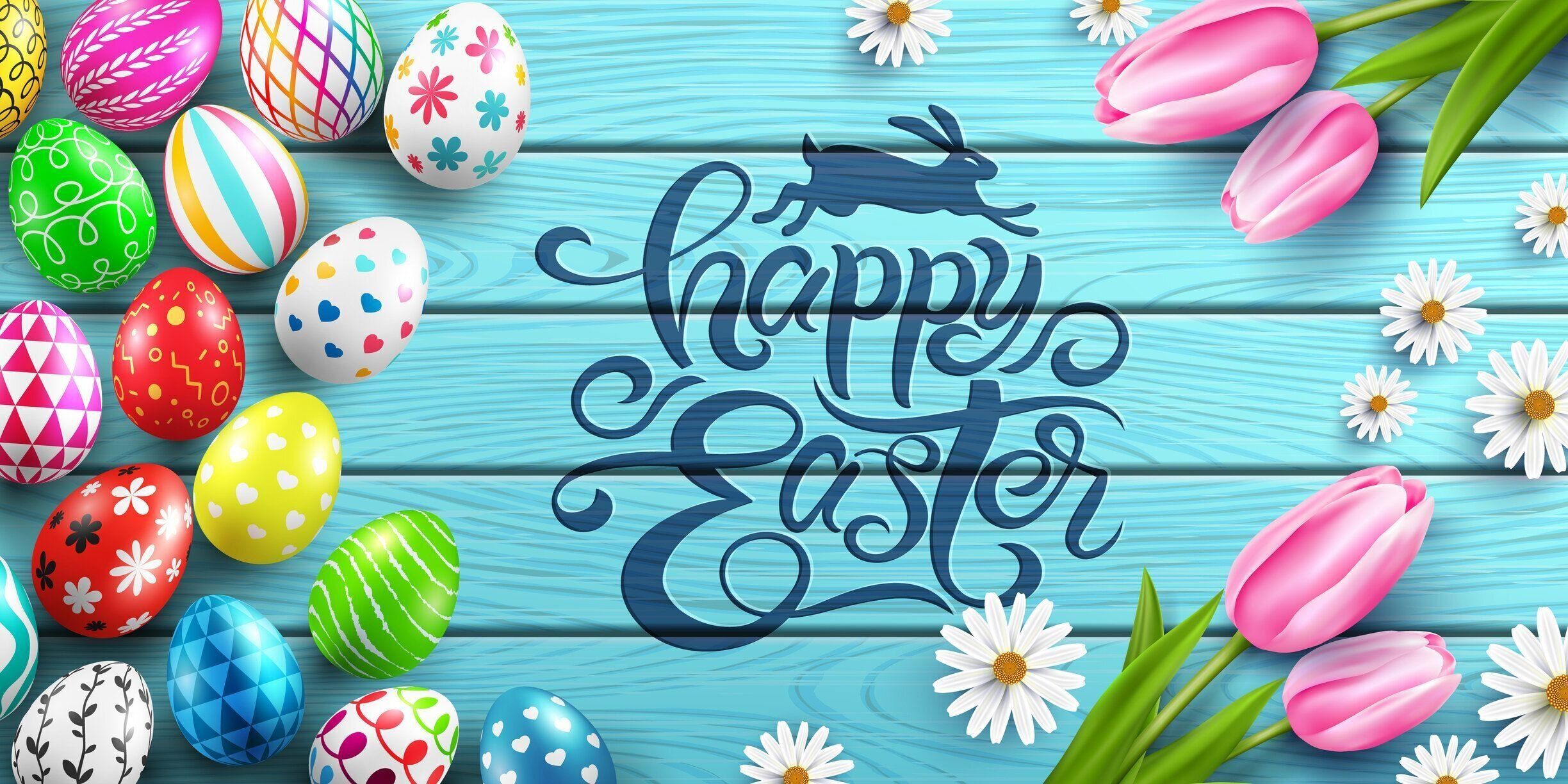 木のテーブルの背景にカラフルなイースターエッグと花とハッピーイースターポスターとテンプレート。手書きの碑文イースターの日。イースターの日のためのプロモーションとショッピン�