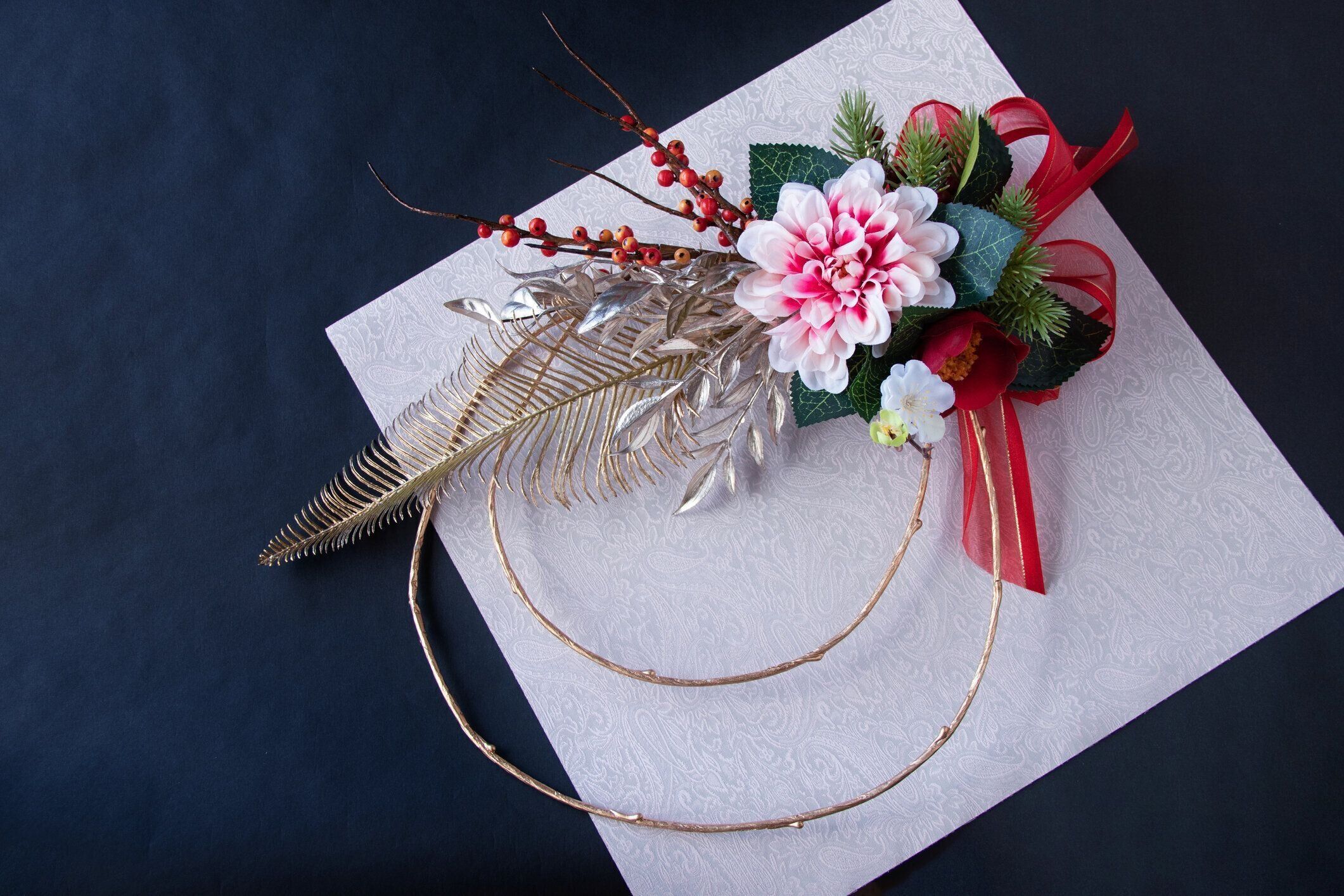 ダリアとツバキと金の葉---日本の新年の花輪