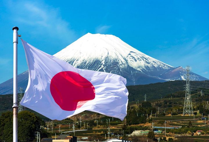 日本、本州の島の富士山と日本の国旗