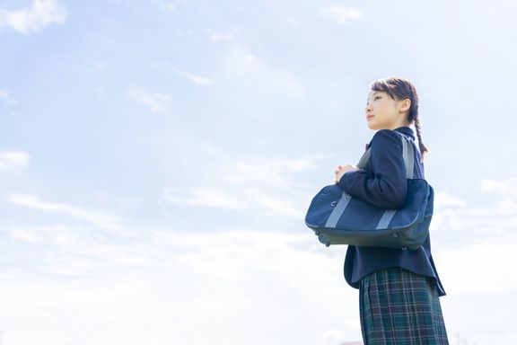 空を見上げるアジアの女子高校生。
