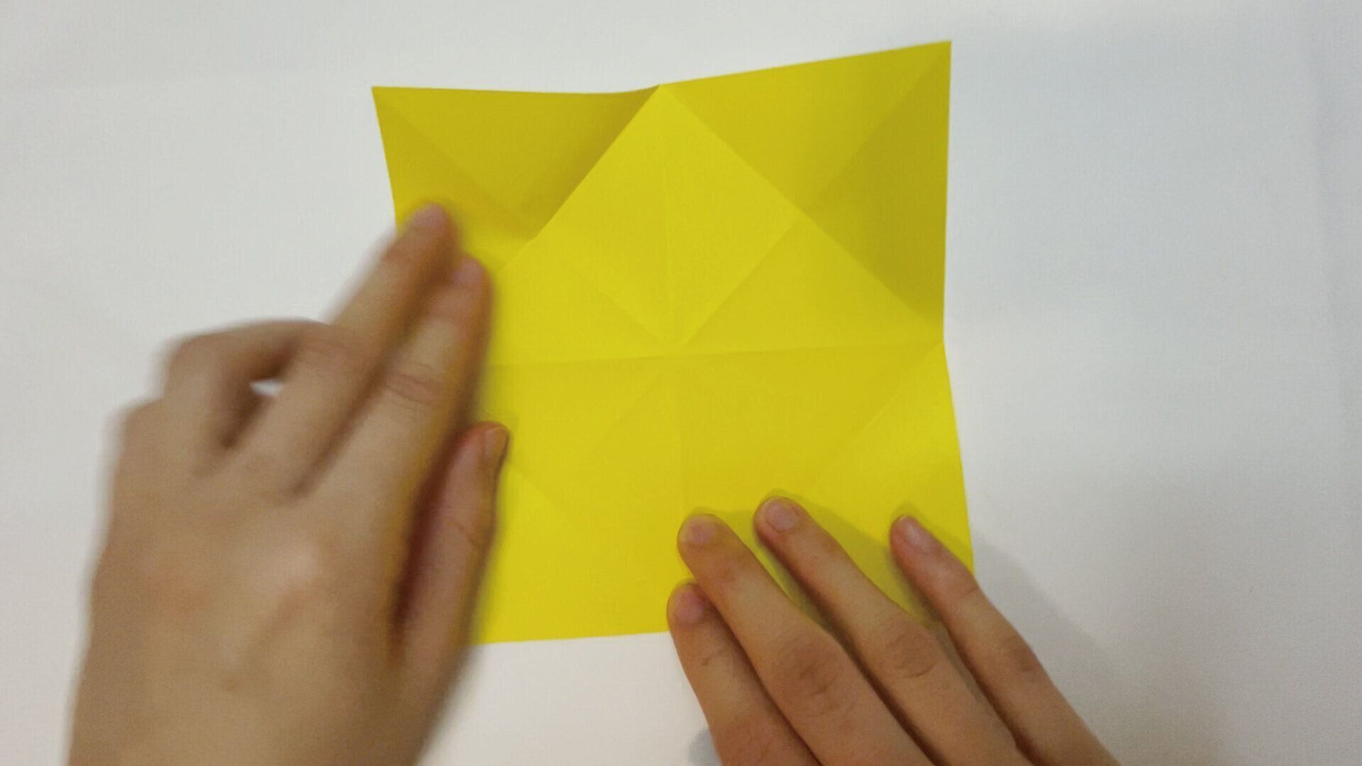 2枚の折り紙を組み合わせたメダルの折り紙５と６−３