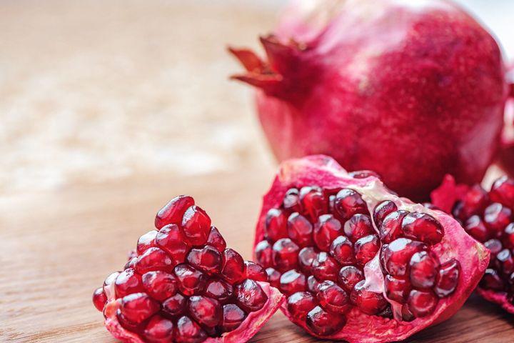 木製の背景に熟したザクロの果実