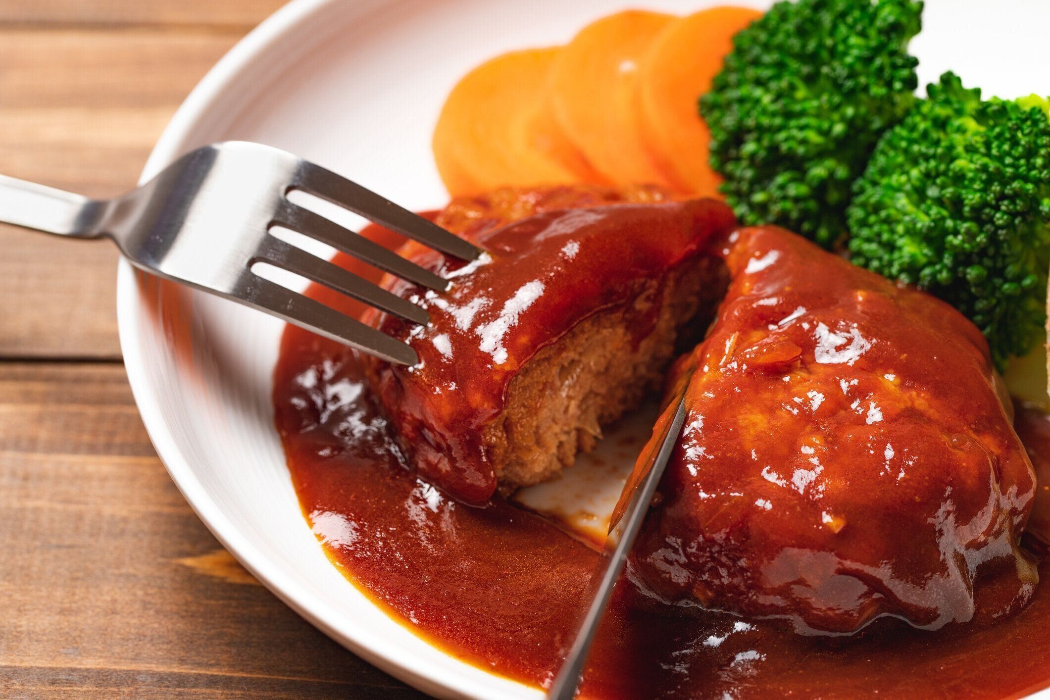 デミグレーズソースとサイド野菜のハンバーガー