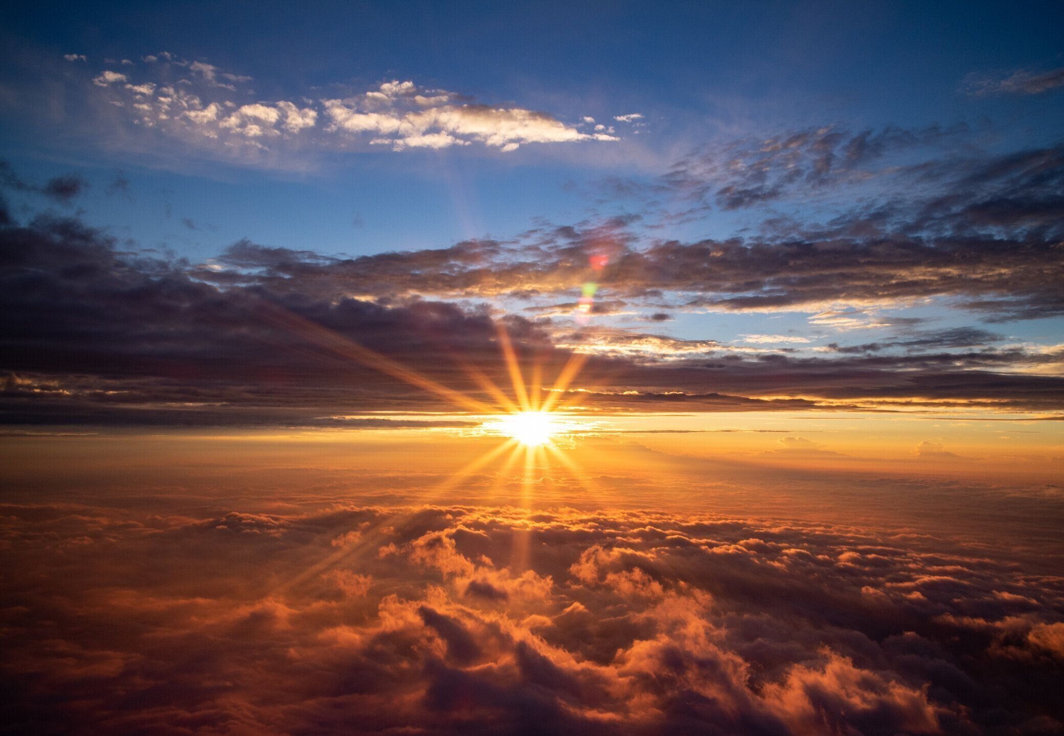 雲の海の上の日の出