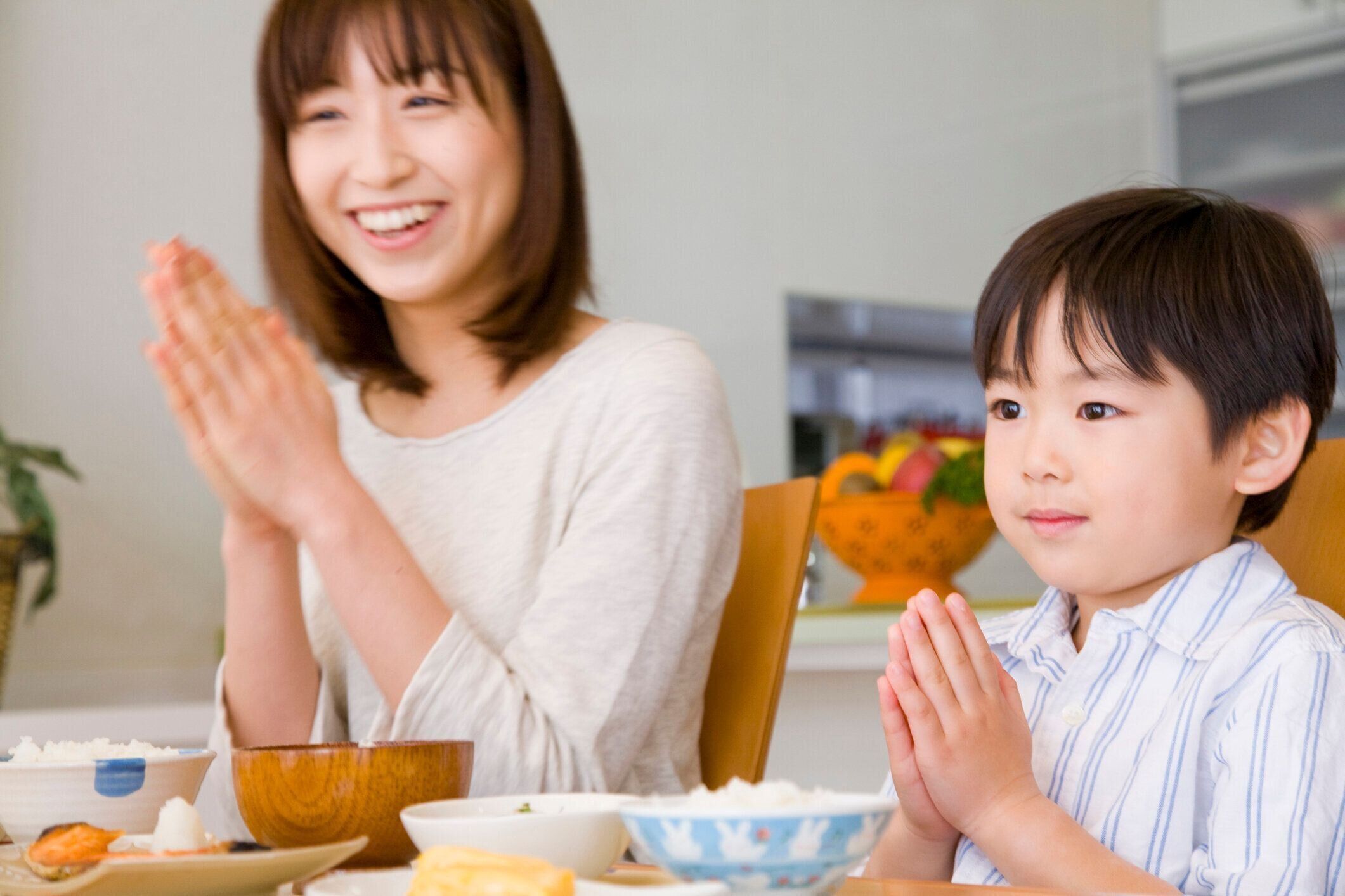 ママと息子を食べる前の手をフィッティング