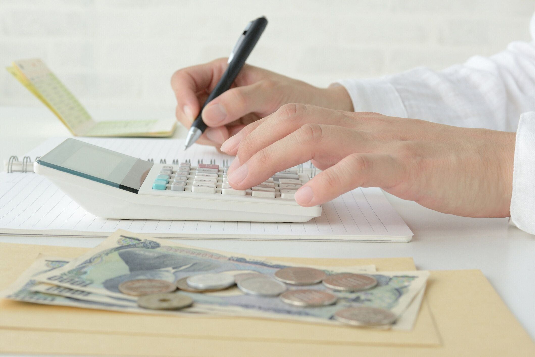 家計簿を持っている女性