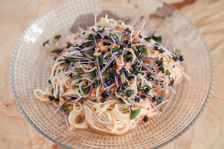 ガラス皿にのった鮭にんにく辣油の和えそうめん