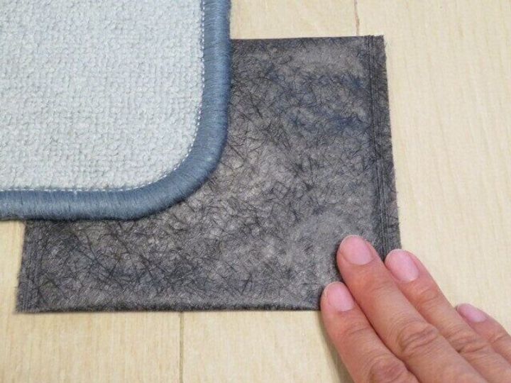ラグの下にも