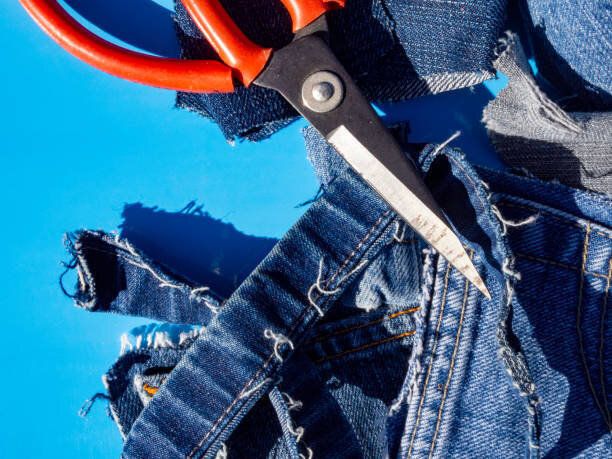 晴れた日に屋外で、古いジーンズの山のトップビュー。