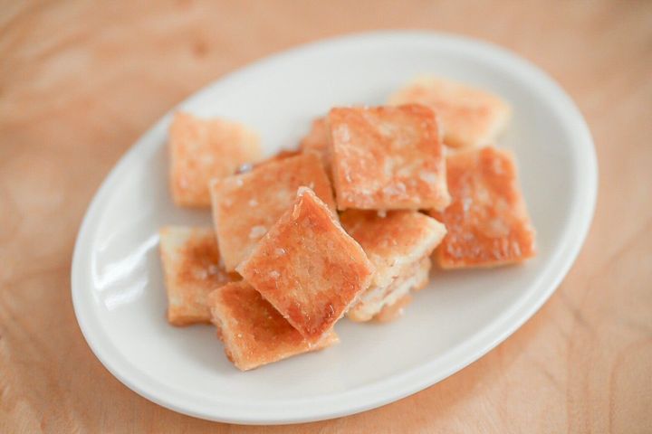 白い皿にのったラスク