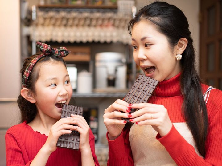 チョコレートを食べる母と娘