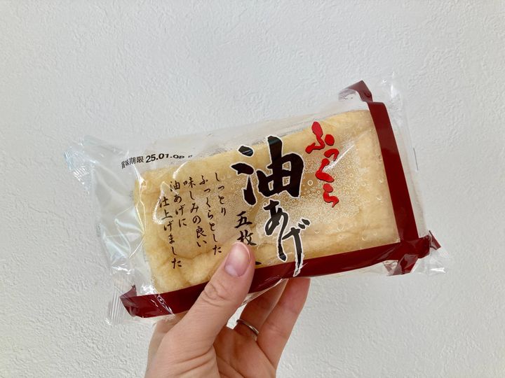 油揚げを持っている