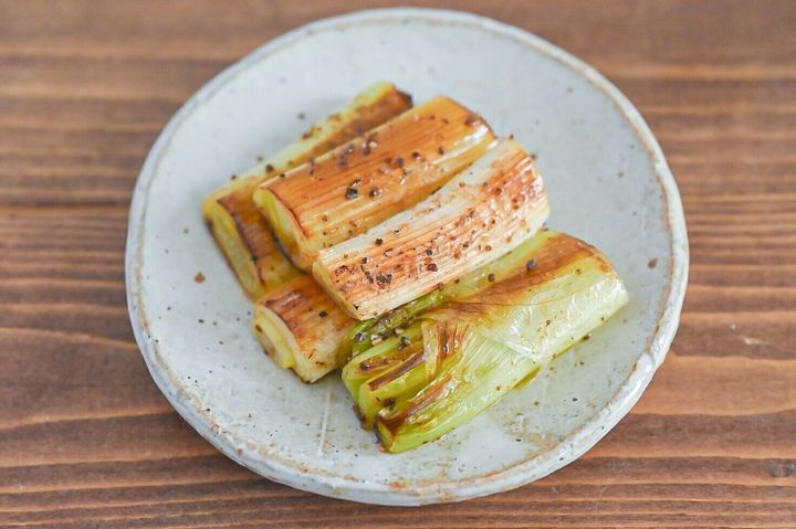 皿に盛られた焼きねぎ