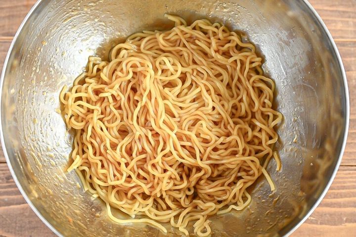 ボウルに入ったタレを絡めた麺