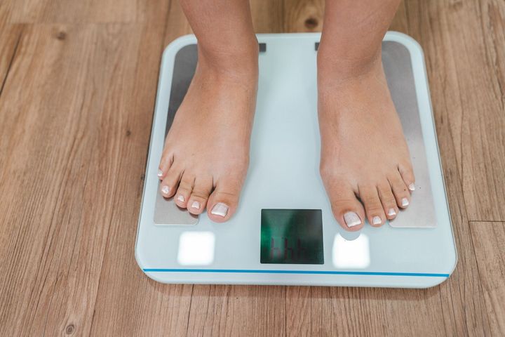 彼女のオフィスでクライアントに出席する栄養士