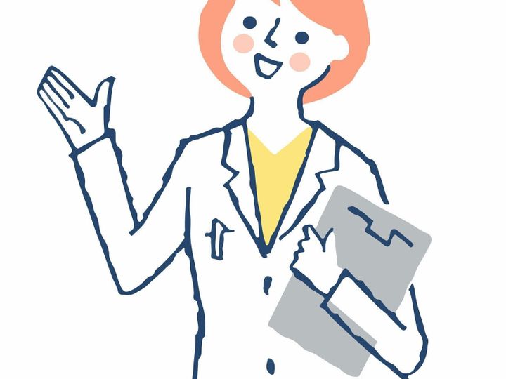 白いコートを着た女性が説明するために手を挙げる