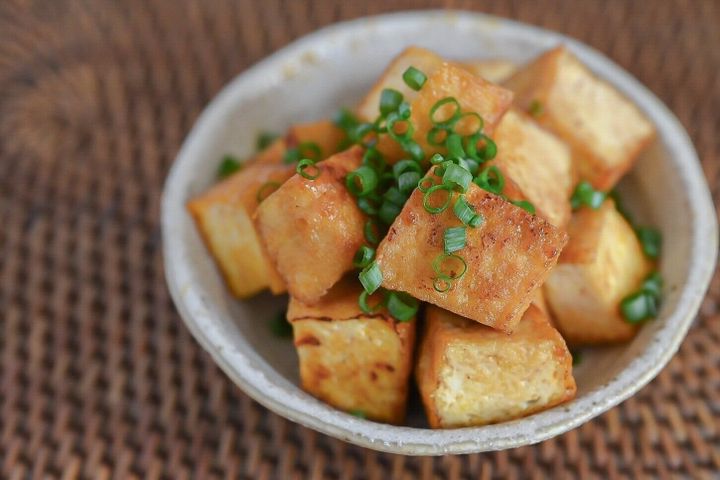 白い皿に盛られた厚揚げのうにバターソテー