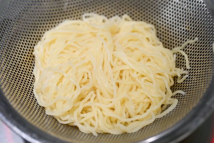 ザルに入ったゆでたアジア麺