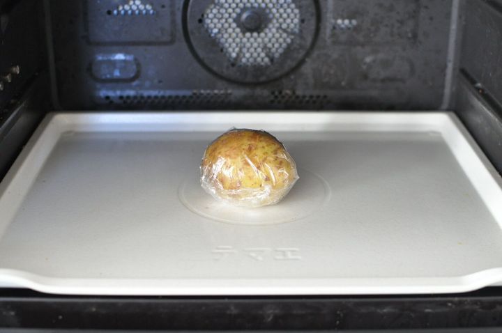 ラップに包んだじゃがいもをレンジで加熱する様子