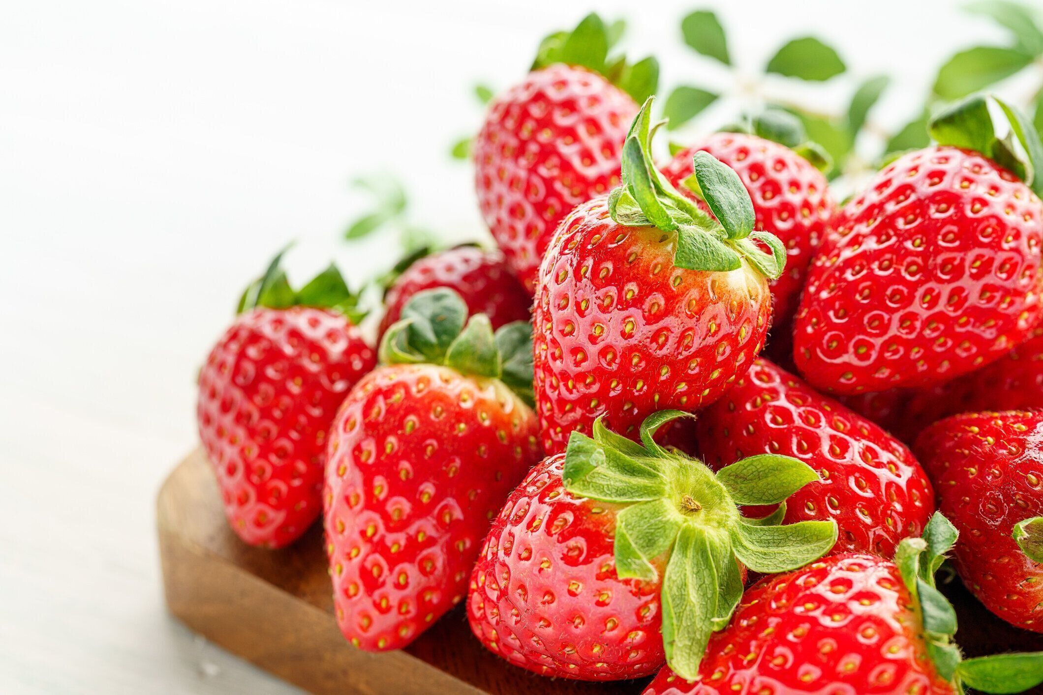 木の背景に隔離された新鮮なイチゴ