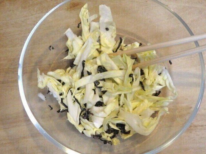 キャベツと塩昆布を混ぜる