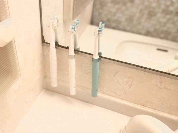 浮かせた歯ブラシ