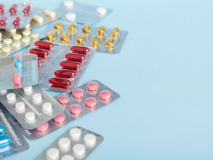 さまざまな錠剤とさまざまな水疱のさまざまな錠剤が多すぎます自宅のコンセプトでの医薬品の保管薬の保管。ブリスターパックに入った薬の山。医薬品ブリスターパック