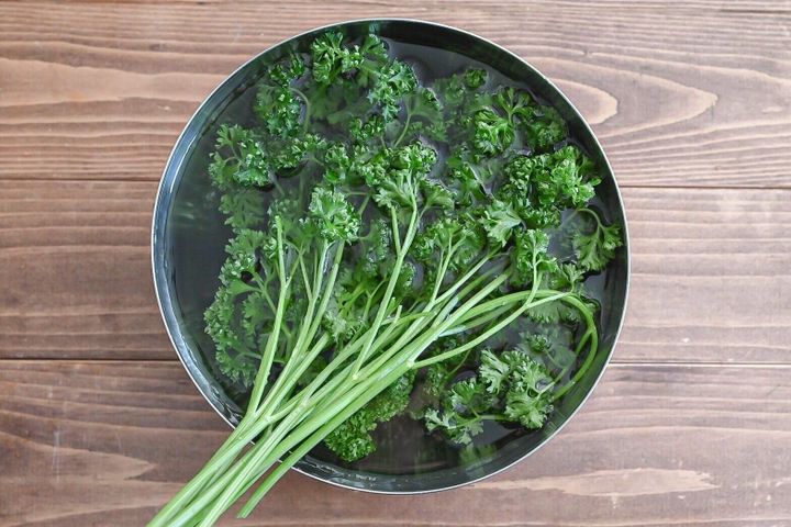 ボウルに入ったパセリ