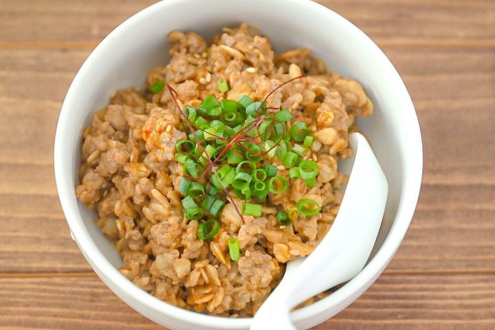 白い皿に入ったオートミールの坦々風