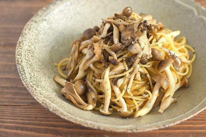 皿に盛られたきのこパスタ