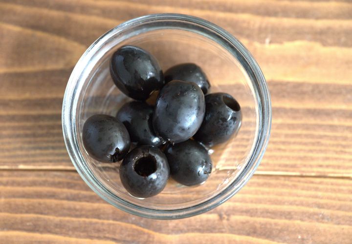 ガラス皿に入ったオリーブ