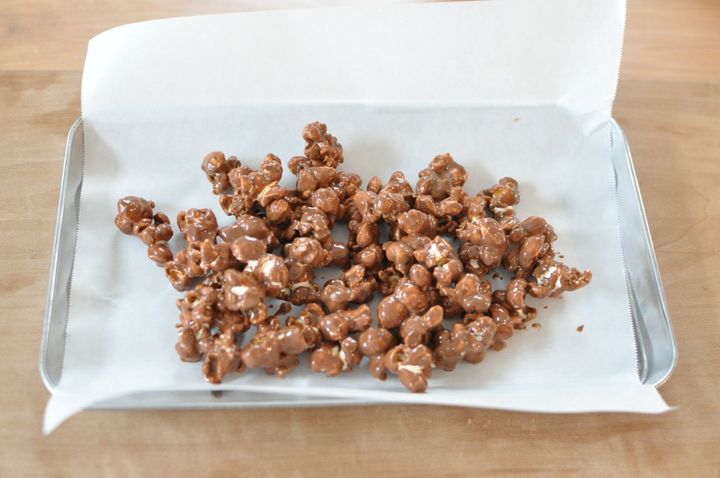 クッキングシートを敷いたバットにチョコポップコーンを広げた様子