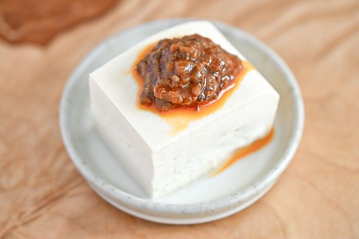 「ご飯で汁なし坦坦」をのせた豆腐