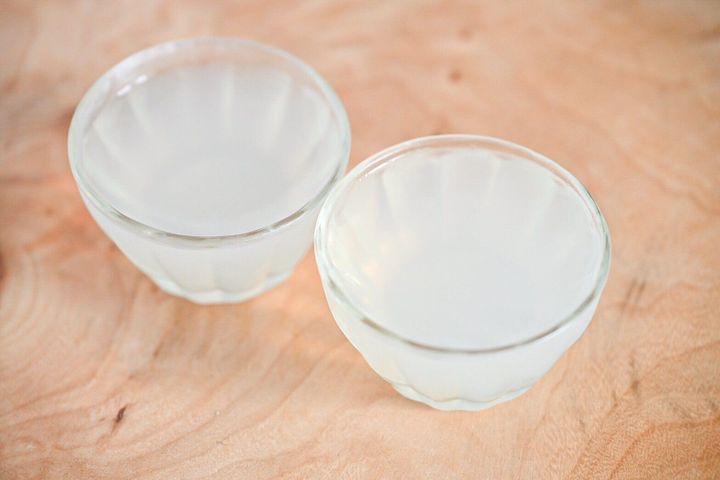 ガラス容器に入ったライムゼリー