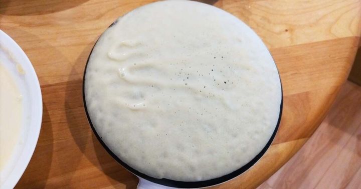 クレープ生地が焼けるまで待つ