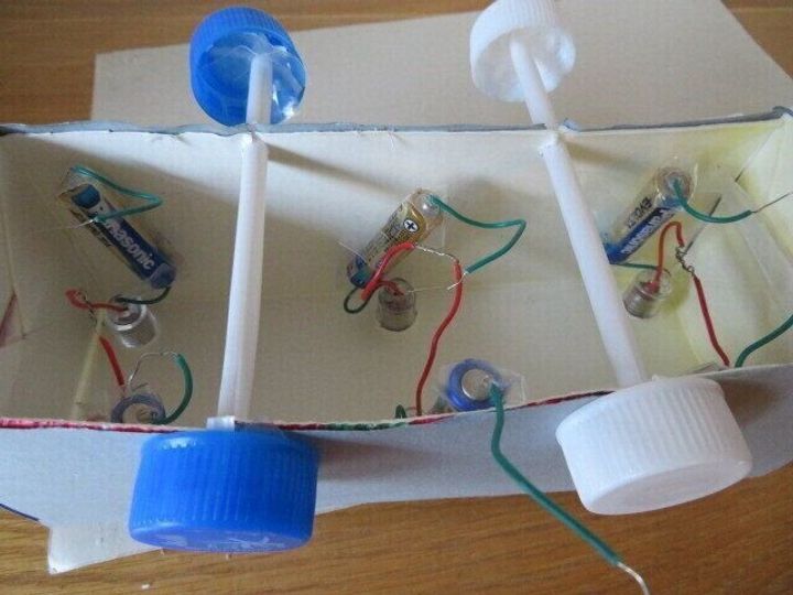 裏側に乾電池がある