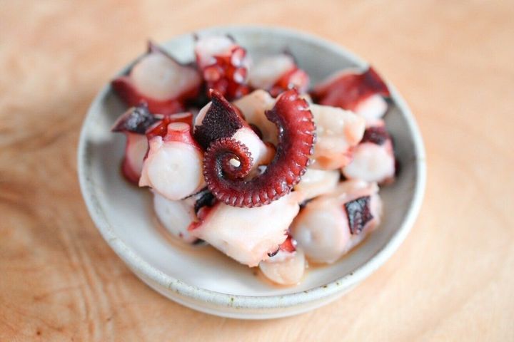 白い皿にのったたこのめんつゆバター炒め