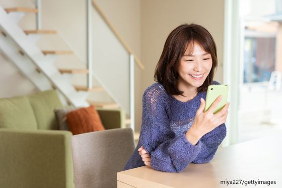 スマホを見る女性