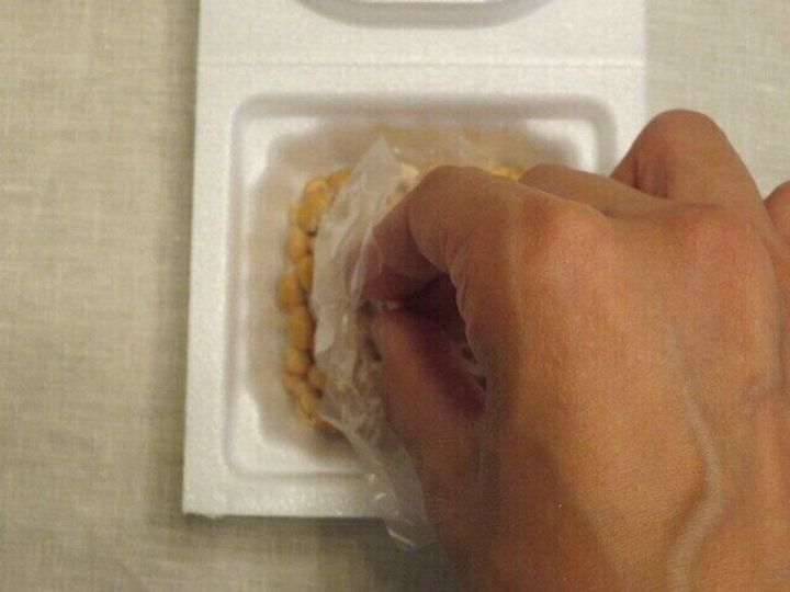 3本指でつまんで回しているところ